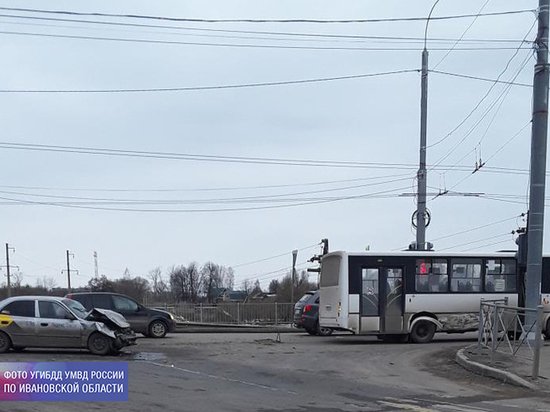 В Ивановской области водитель иномарки вылетел на красный сигнал светофора - травмы получили три человека