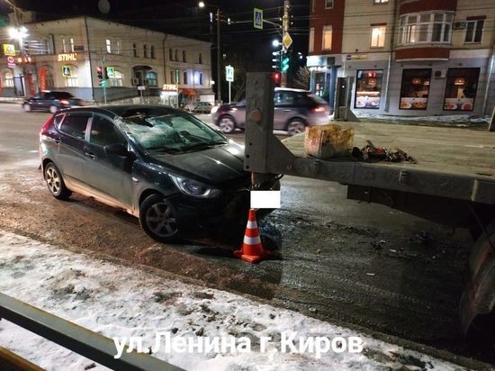 В Кирове иномарка въехала в грузовик: один пострадавший