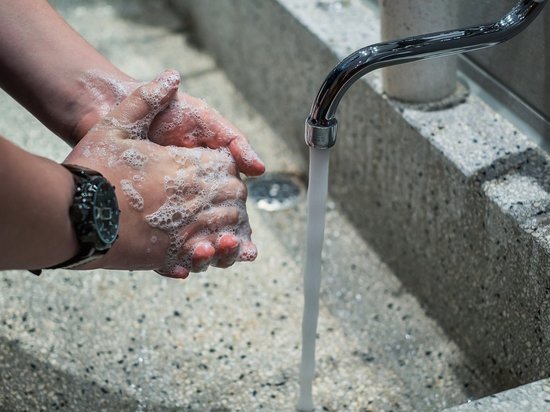 Назван период, на протяжении которого коронавирус сохраняется на предметах