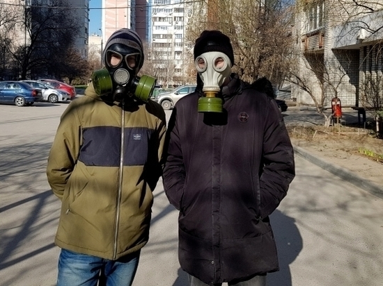 В Волгограде школьники надели противогазы, чтобы троллить паникеров