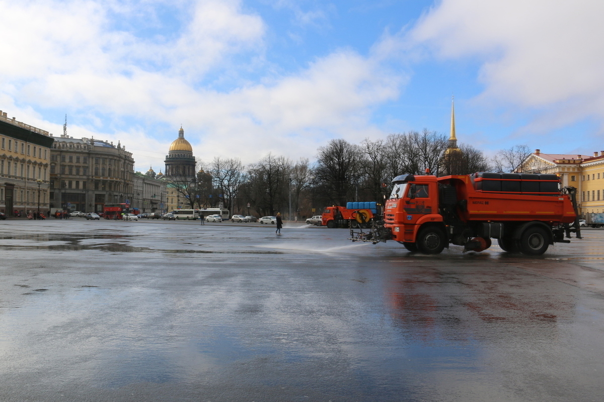 Моет город. Уборка города Санкт-Петербурга. Моют дороги Петербург. Дороги и тротуары в Санкт-Петербурге. Мытья петербургских улиц.