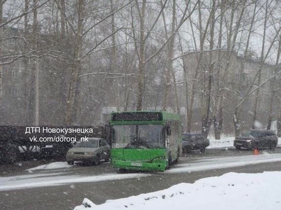 Автобус и легковушка столкнулись в Новокузнецке