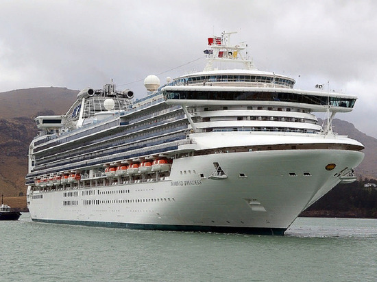 Двое россиян остались на карантине на круизном лайнере в Бразилии