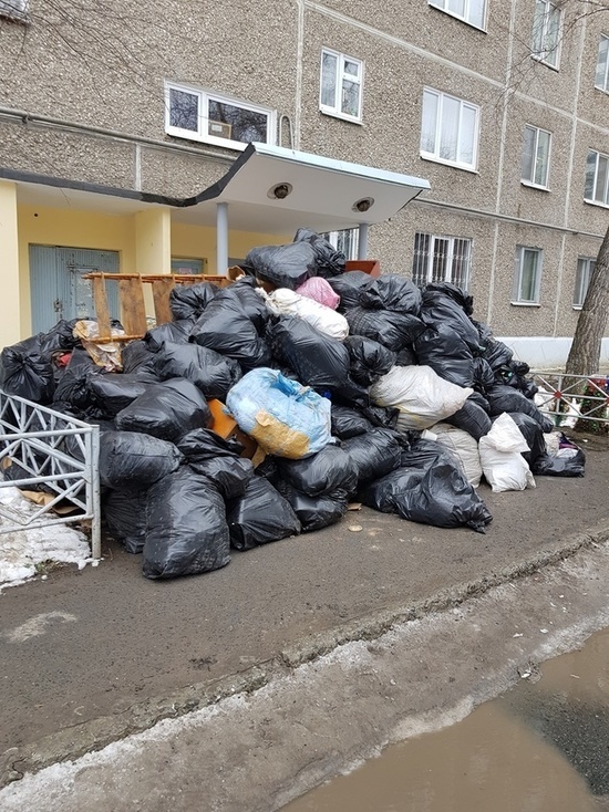 Жильцы дома в Екатеринбурге пять месяцев жили без газа из-за соседа, захламившего квартиру