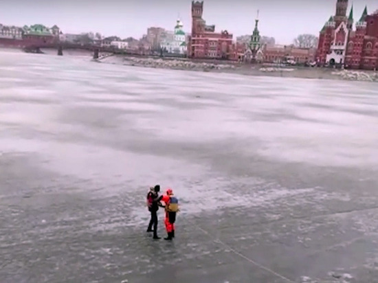 В Йошкар-Оле спасатели дважды спасали мужчину, выбегавшего на лед