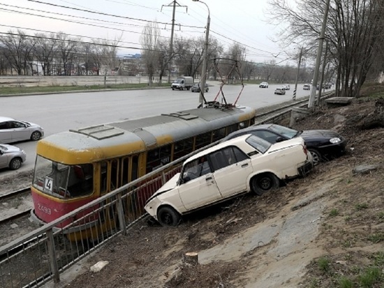 В Волгограде два автомобиля зависли над трамвайными путями