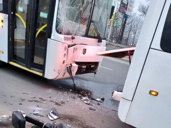 Два автобуса столкнулись на Королева в Ростове