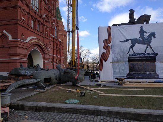На Манежной площади памятник Жукову заменили на копию