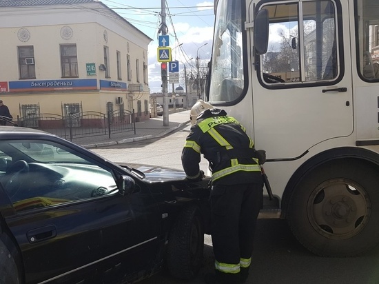 Автобус и иномарка столкнулись в центре Калуги
