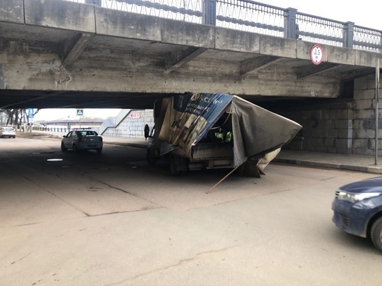 В Твери грузовик не поместился под мост