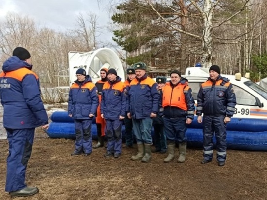 Костромские спасатели отработали в Прибрежном приемы помощи утопающим в полыньях