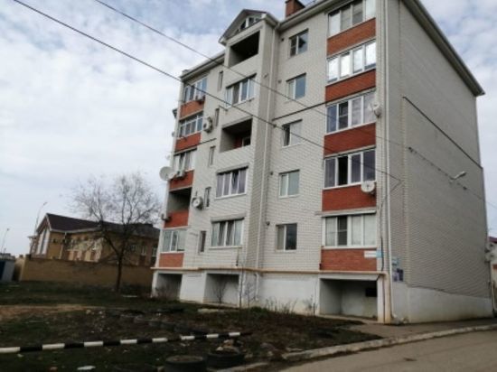 В Калмыкии мужчина сбросил с балкона собутыльницу