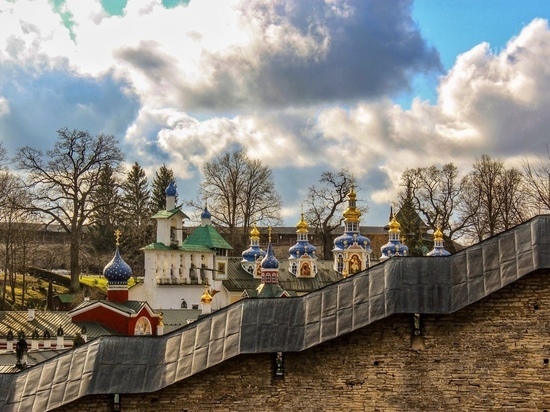 Псково-Печерский монастырь закрылся для групп экскурсантов и паломников