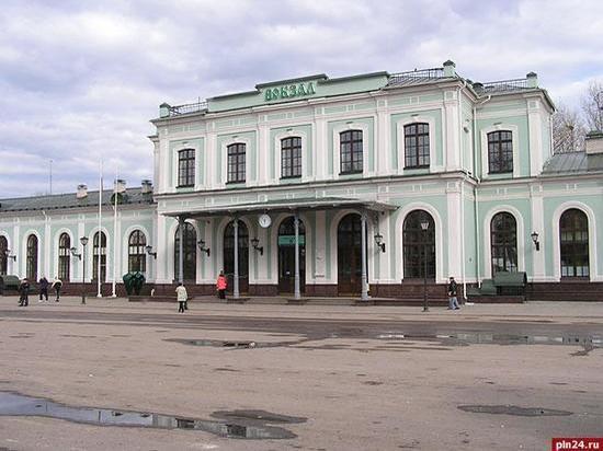 На железнодорожном вокзале предлагают альтернативную историю Пскова