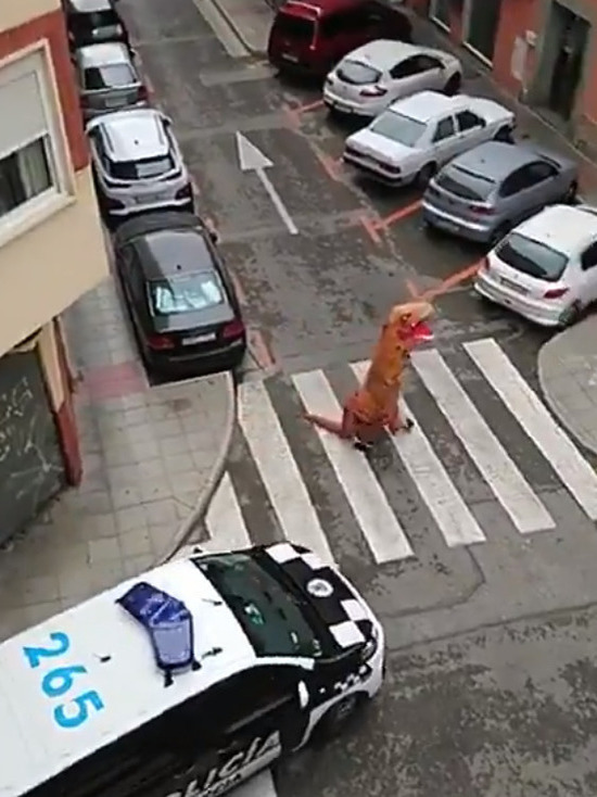 В Испании «тираннозавр» нарушил карантин и погулял по городу
