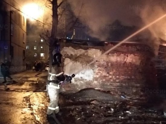 В переулке Черемховский в Иркутске горел расселённый дом