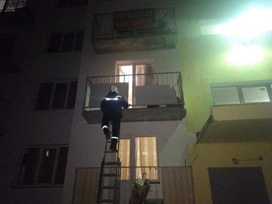 Спасатели вытащили из запертой квартиры двух маленьких детей в Балаково