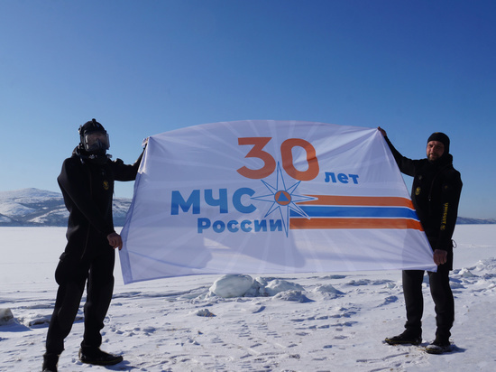 Спасатели Магадана установили флаг на дне Охотского моря
