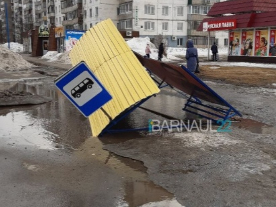 Ветер перевернул остановку в Барнауле