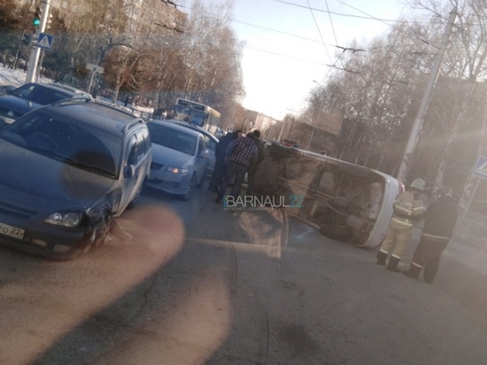 Автомобиль перевернулся в Барнауле во время аварии