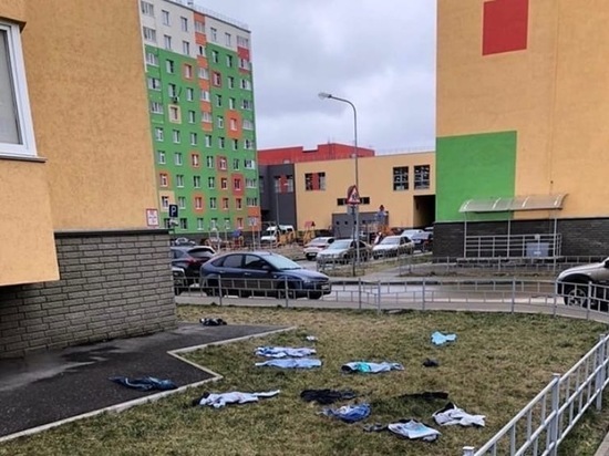  Одежду разбросали под окном многоэтажки в Нижнем Новгороде