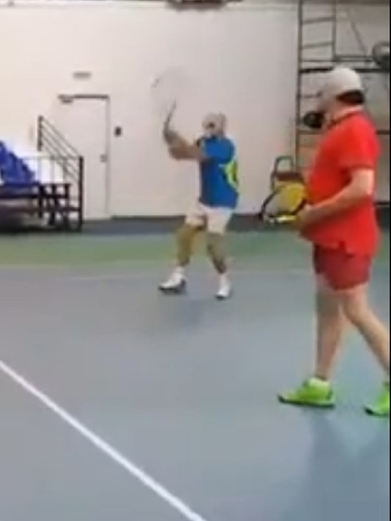 Ярославский теннисный клуб проводит игры в противогазах