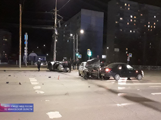 В Иванове водитель «легковушки» спровоцировал тройное ДТП и сам врезался в  столб
