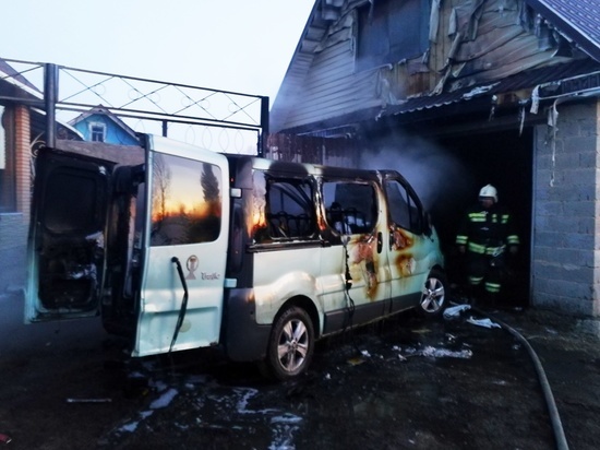 Микроавтобус Renault-Trafic сгорел во время ремонта в Чувашии
