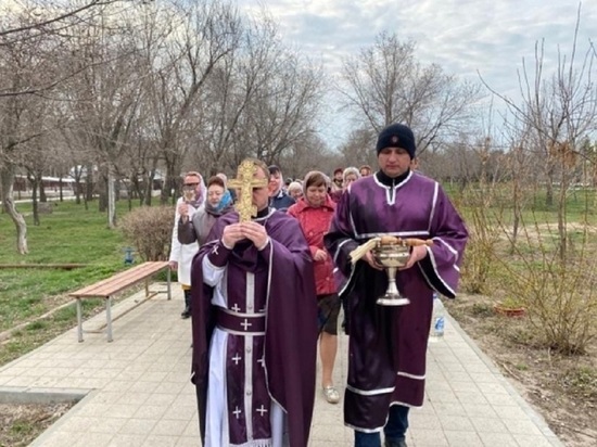Верующие в Волгограде устроили крестный ход против коронавируса