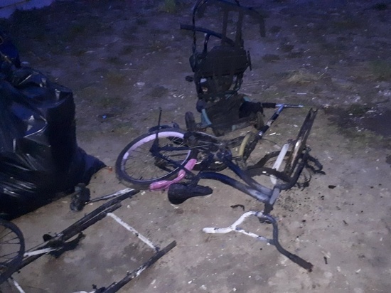 Неизвестный сжег детские велосипеды и коляску в Белоусово
