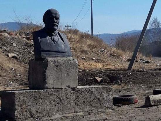 Бюст Ленина установили на свалке в Чите