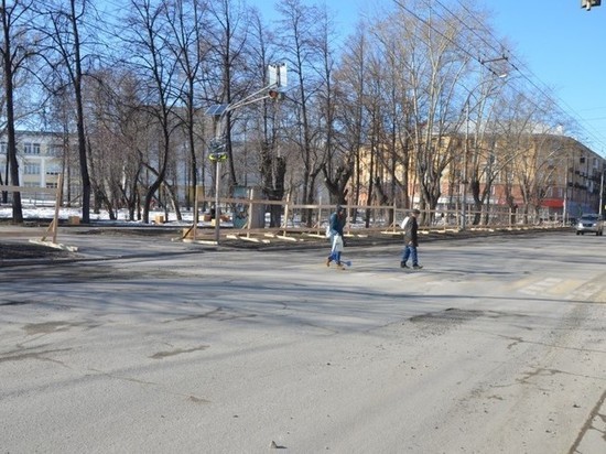 В Екатеринбурге началось благоустройство сквера, в котором засыпали фонтан