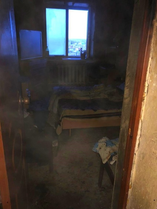 В Вязьме из горящей квартиры пожарные вывели мужчину