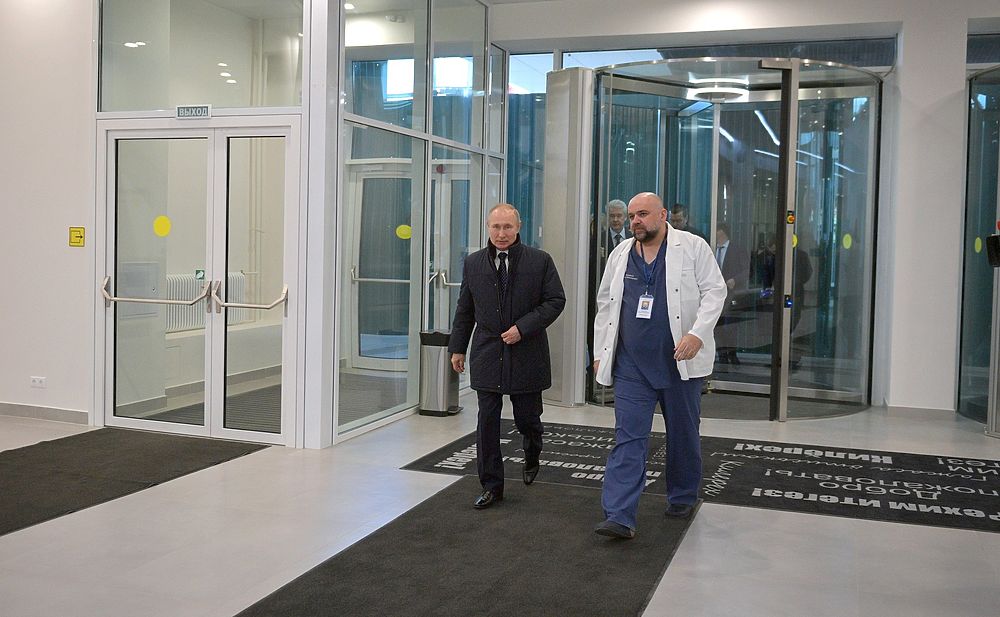 Путин в респираторе: кадры из больницы в Коммунарке поразили публику