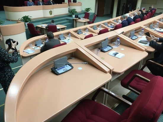 Саратовские депутаты демонстративно отказались выступать, чтобы не распространять коронавирус