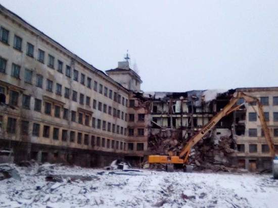  Гостиницу сносят на Верхне-Волжской набережной в Нижнем