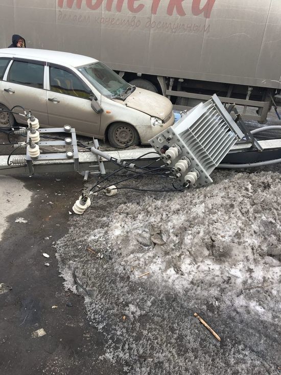 Грузовой автомобиль свалил опору линии электропередач в Кузбасском городе