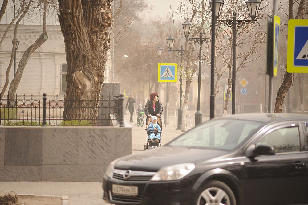 Астрахань укутал смог: кадры с улиц города 