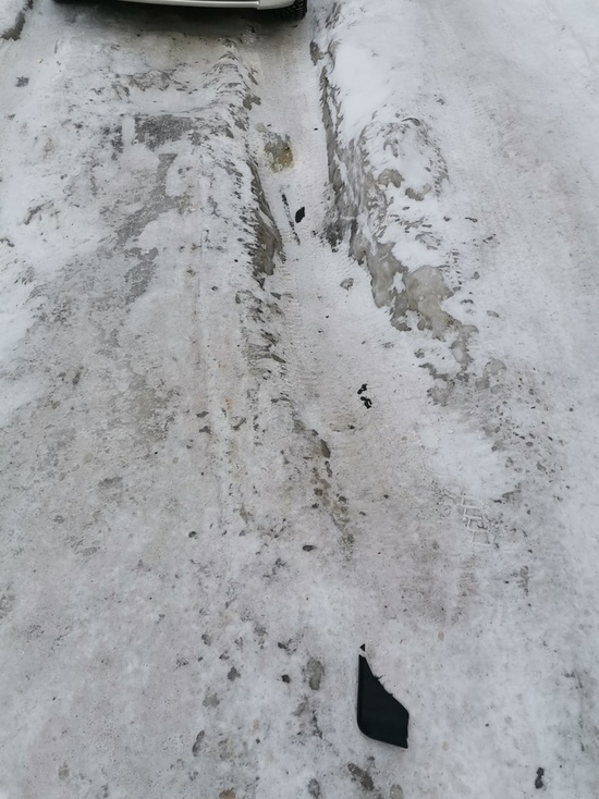 Житель Надыма из-за снега чуть не потерял бампер в одном из дворов