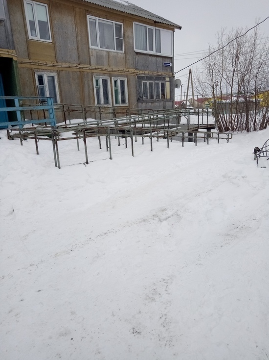 Во дворах Лабытнанги УК всю зиму не убирала снег