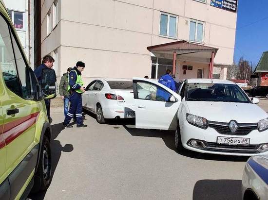 В Тверской области один водитель сбил женщину, другой в ответ ударил ногой по автомобилю