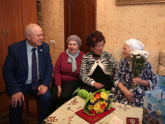 Александр Иванов поздравил участницу войны с 98-летием