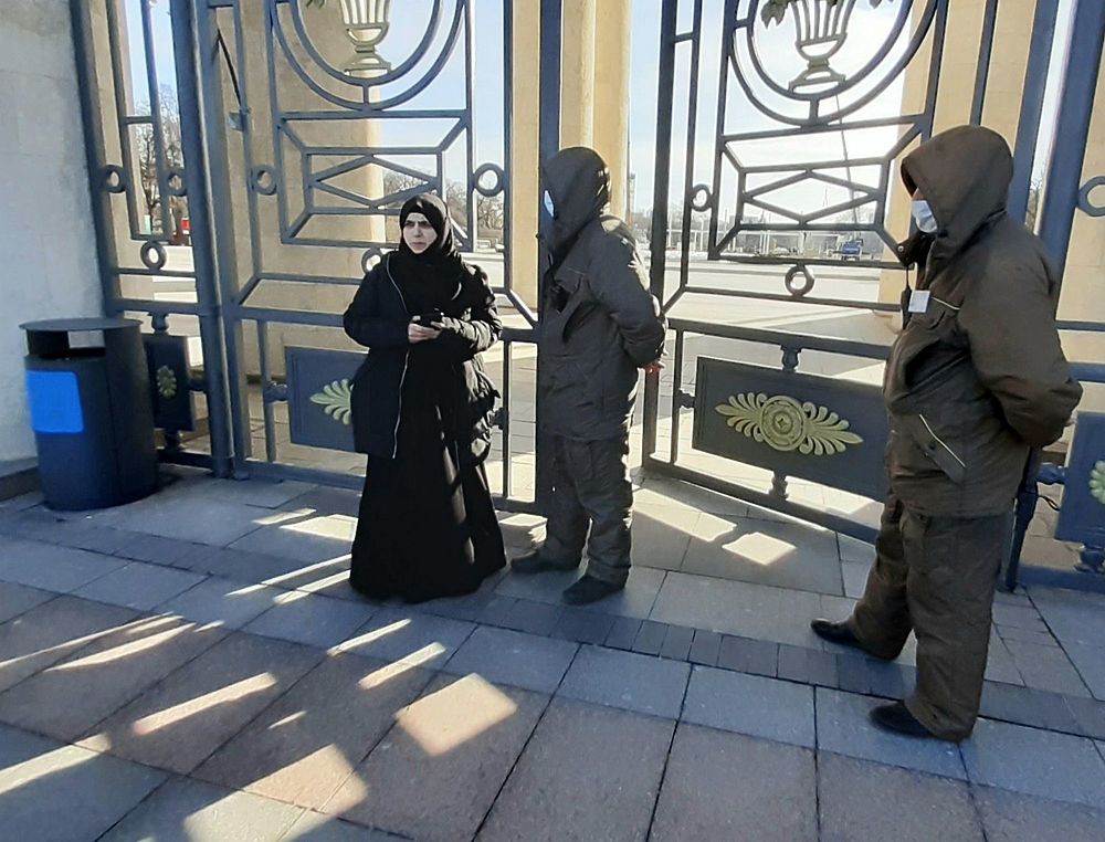 Кадры карантина в Москве: маски, лица, глаза