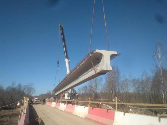 Начался монтаж балок на мосту через реку Кебца в Псковском районе