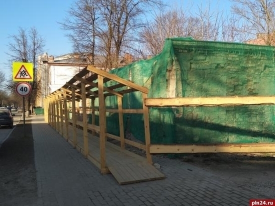 В Пскове установили ограждение вокруг Дома Карамышевых