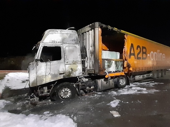 В Смоленской области горела фура, пострадал и стоящий рядом грузовик