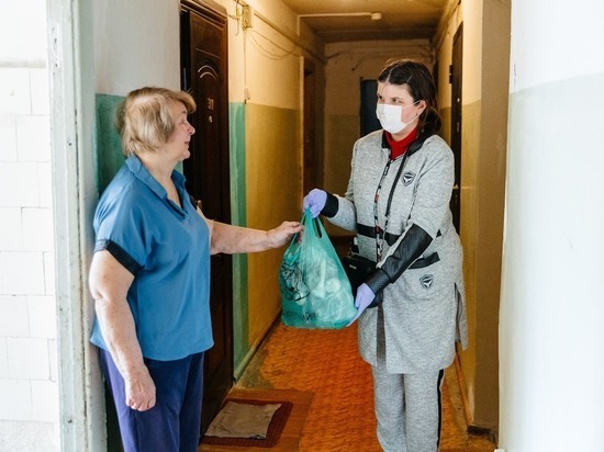 В Ставрополе волонтеры помогли десяткам пенсионеров за первые сутки работы