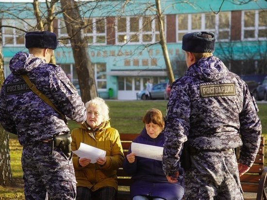 Росгвардия убеждает пожилых москвичей не выходить на улицы