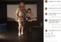 Юморист Максим Галкин продолжает выкладывать в своем Instagram шуточные ролики о борьбе семьи с коронавирусом