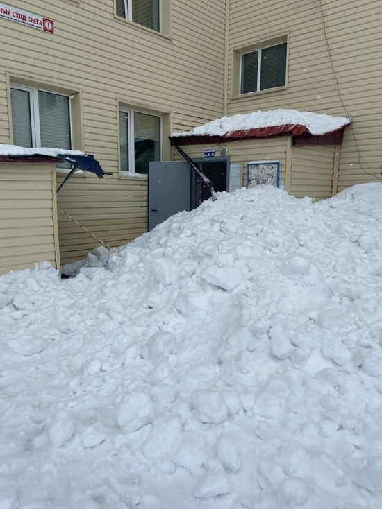 В Ноябрьске УК завалила снегом вход в подъезд